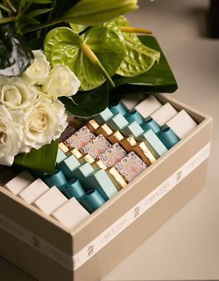 Composition divine : Chocolats & Fleurs Fraiches