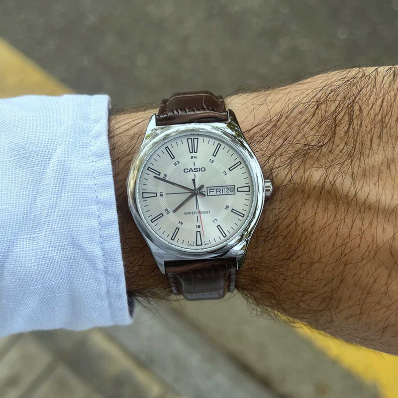 Casio – Marron – Boîtier argenté – Avec dateur – Dimension B. 38mm – MTP-V006L-7C