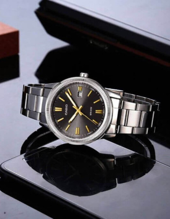 Casio – Index dorés – Cadran noir – Tout en acier inoxydable – MTP-1302D-1A2VDF