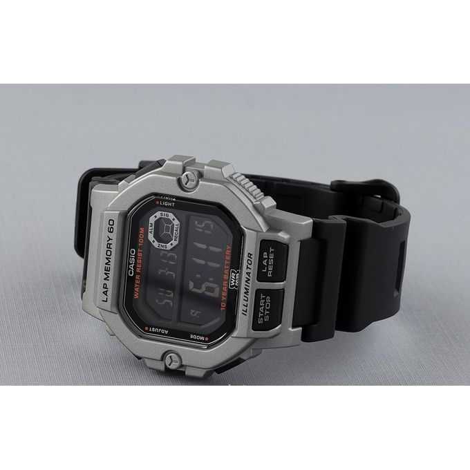 Casio – Boîtier gris – Chiffres blancs sur fond noir – Résistance à l'eau 100 m – WS-1400H-1BVDF