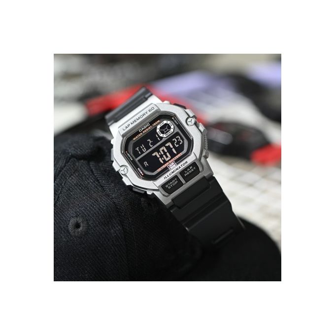 Casio – Boîtier gris – Chiffres blancs sur fond noir – Résistance à l'eau 100 m – WS-1400H-1BVDF