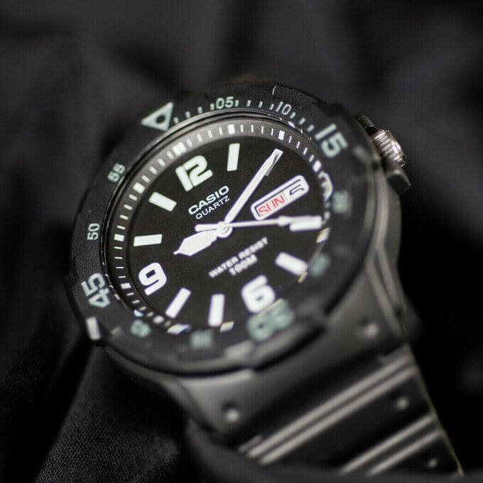 Casio – Dateur à 3h – Résistance à l’eau 100 mètres – MRW-200H-1B2VDF