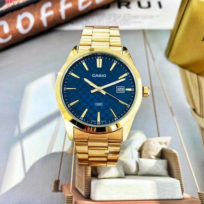 Casio – Montre dorée, cadran bleu et index dorés – Tout en acier inoxydable – Afficheur de date – MTP-VD03G-2A