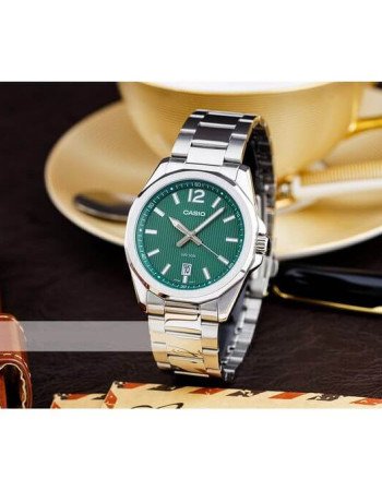 Casio – Dotée d’un cadran vert avec un motif rayé & dateur sur 6h – Acier inoxydable – MTP-E725D-3AV