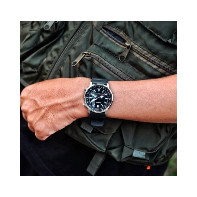 Casio – Sportive et élégante avec un anneau de compas rotatif, étanche 100m – MTD-130-1AV