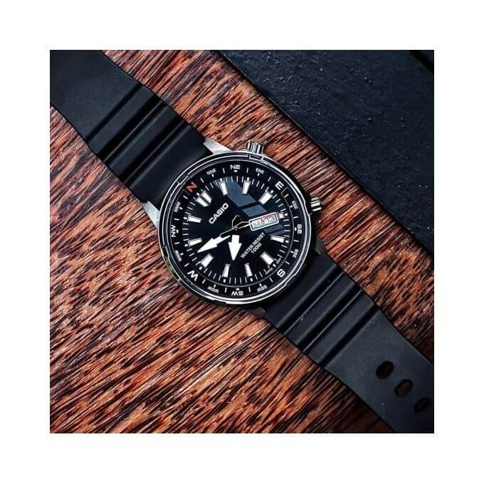 Casio – Sportive et élégante avec un anneau de compas rotatif, étanche 100m – MTD-130-1AV