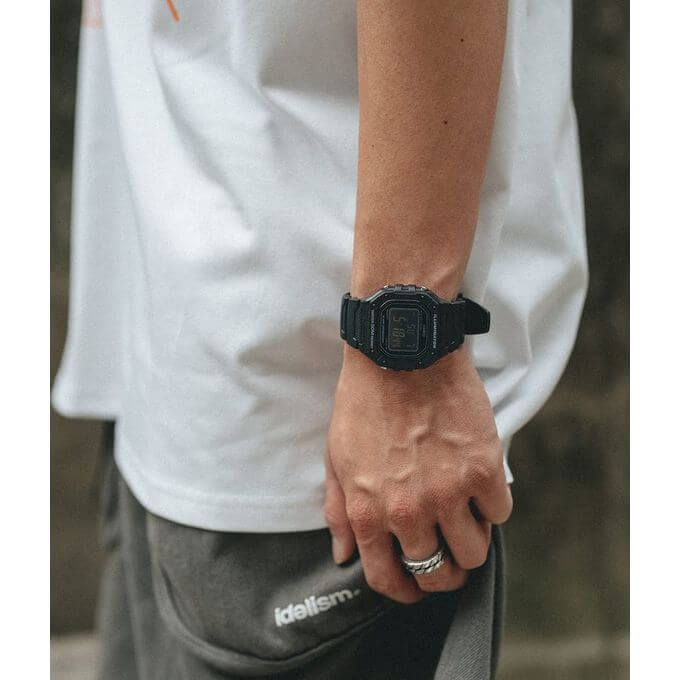 Casio – Montre en résine noire – Cadran noir – Un design numérique sportif – W-218H-1BVDF