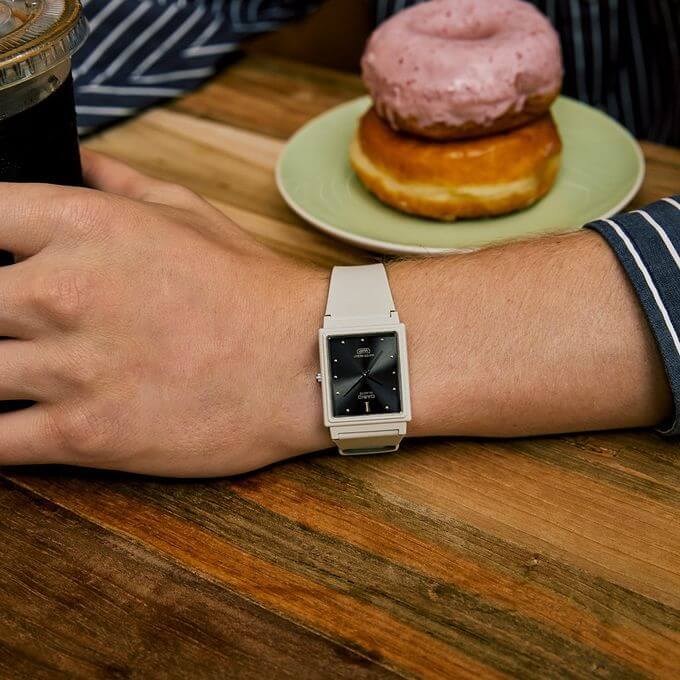 Casio – Obtenez une montre analogique légère de couleur blanche – Bracelet en résine – MQ-38UC-8ADF