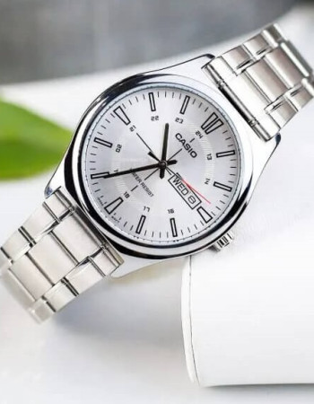 Casio – Affichage date et jour – Cadran blanc métallique – Index en traits – MTP-V006D-7C