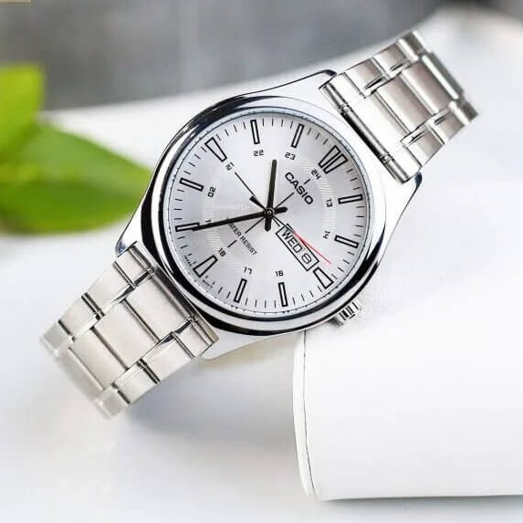 Casio – Affichage date et jour – Cadran blanc métallique – Index en traits – MTP-V006D-7C