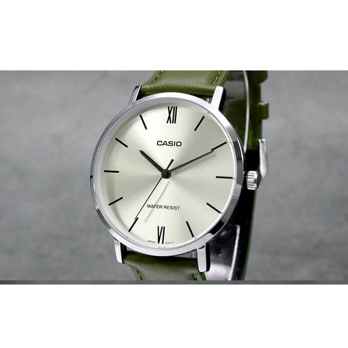 Casio – Bracelet en cuir vert – Cadran argenté – Boîtier extra plat – MTP-VT01L-3B
