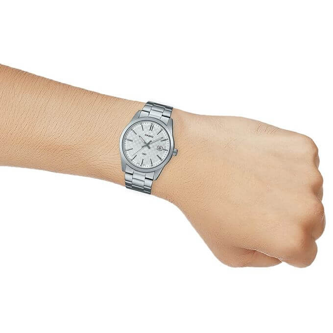 Casio – Cadran blanc avec dateur – Bracelet en acier inoxydable – MTP-VD03D-7AUDF