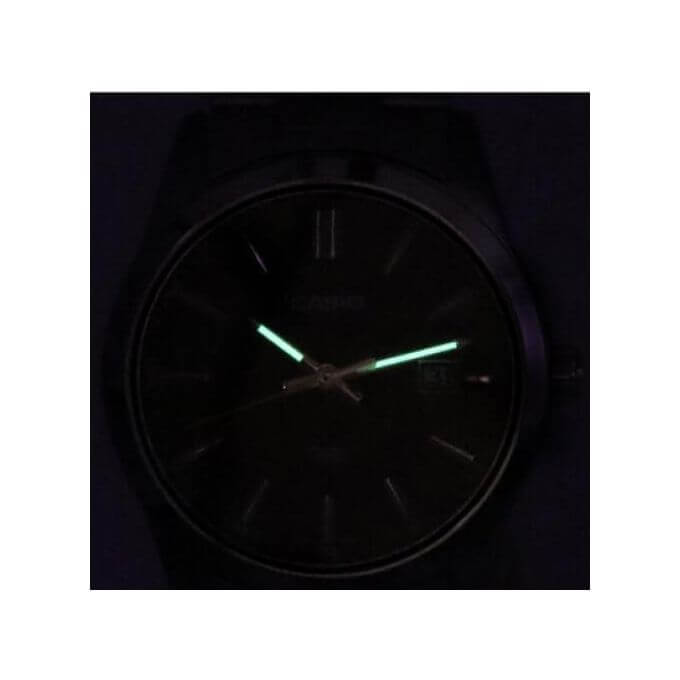 Casio – Cadran blanc avec dateur – Bracelet en acier inoxydable – MTP-VD03D-7AUDF