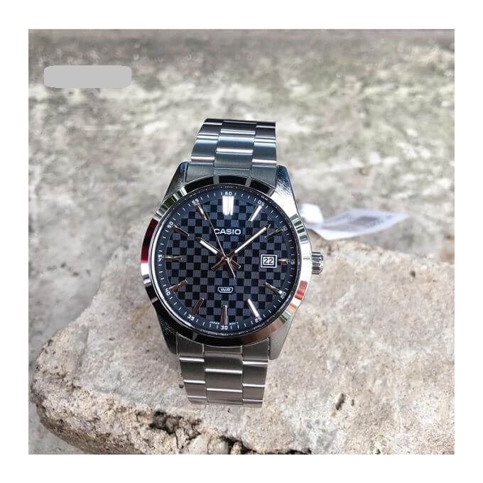 Casio – Montre homme cadran noir avec aiguilles fluorescentes – Dateur – MTP-VD03D-1AU