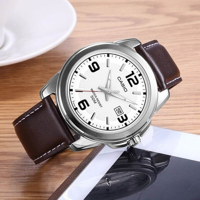 Casio – Montre homme – Bracelet cuir marron – Cadran blanc – MTP-1314L-7A