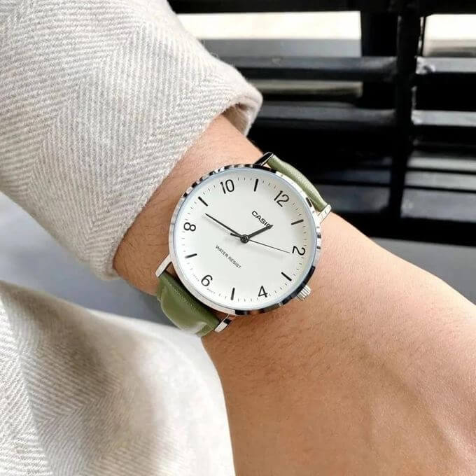 Casio – Montre classique en bracelet cuir vert pour hommes – Index chiffres facile – MTP-VT03L-7B