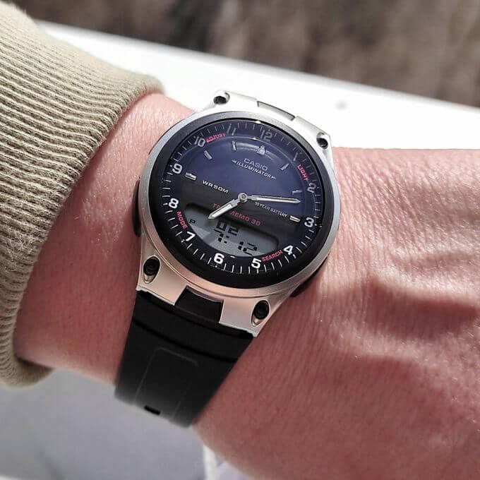 Casio – Double montre – Autonomie de batterie 10 ans – Étanchéité jusqu’à 50 mètres – Heure mondiale – AW-80-1A