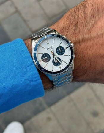 Casio – Design cool et sportif pour hommes – Cadran blanc & étanche 50 m – Tout en acier inoxydable – MTP-1374D-7A2V