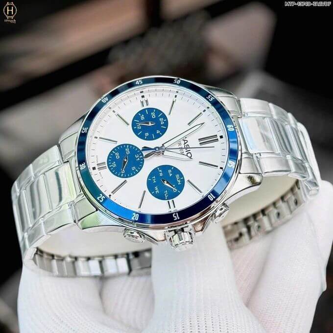 Casio – Design cool et sportif pour hommes – Cadran blanc & étanche 50 m – Tout en acier inoxydable – MTP-1374D-7A2V