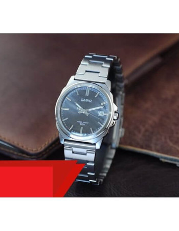 Casio – Boîtier medium 38 mm – Cadran noir avec motifs rayés – Dateur à 3h – MTP-E720D-8AV