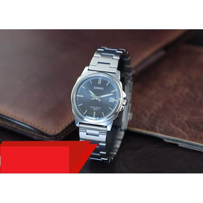 Casio – Boîtier medium 38 mm – Cadran noir avec motifs rayés – Dateur à 3h – MTP-E720D-8AV