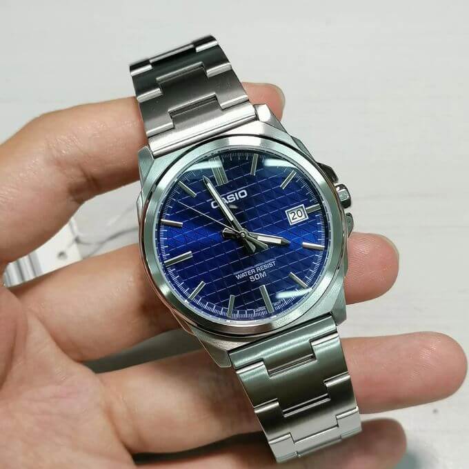 Casio – Cadran bleu avec texturée dans un design simple et moderne, Dateur à 3h – MTP-E720D-2AV