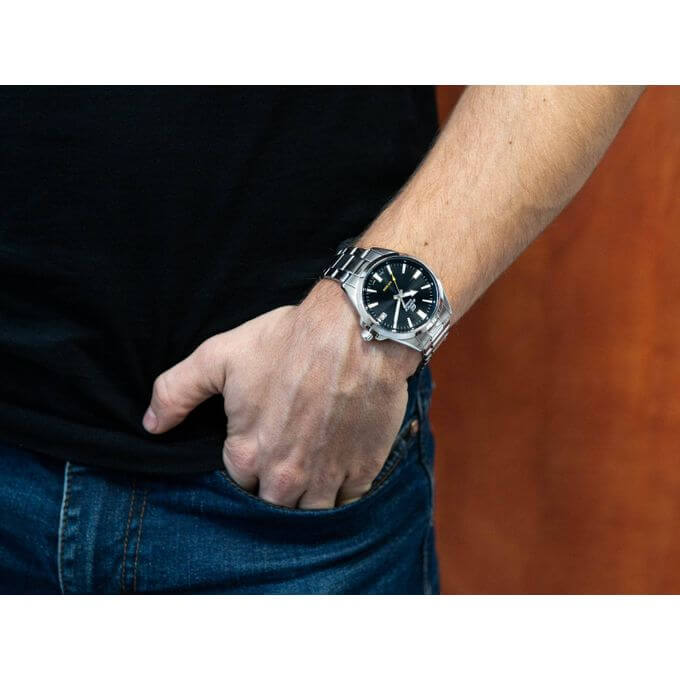 Casio – Montre pour hommes cadran noir – WR 100 mètres – Bracelet en inoxydable – EFV-100D-1AV