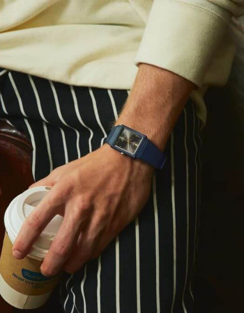 Casio – Unisexe – Bleu cadran noir – Bracelet en résine bleu – Étanche – MQ-38UC-2A1DF