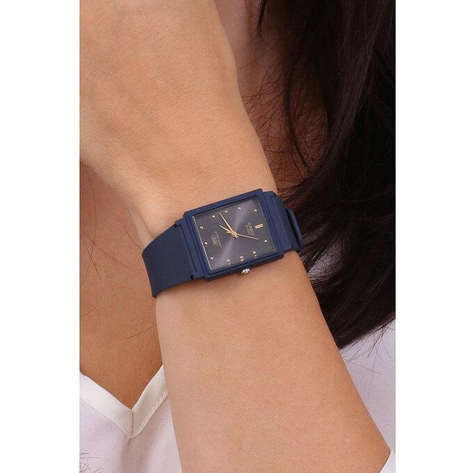 Casio – Unisexe – Bleu cadran noir – Bracelet en résine bleu – Étanche – MQ-38UC-2A1DF