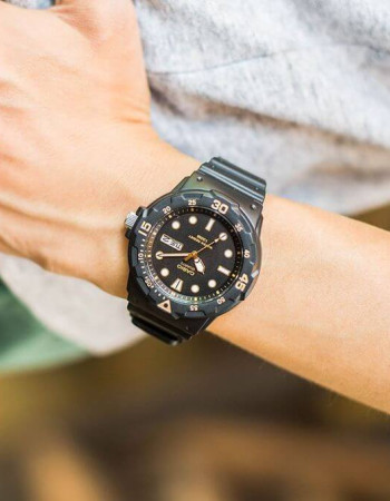 Casio – Bracelet en silicone noir – Avec dateur jour/mois – Étanche 100 m – MRW-200H-1EVDF