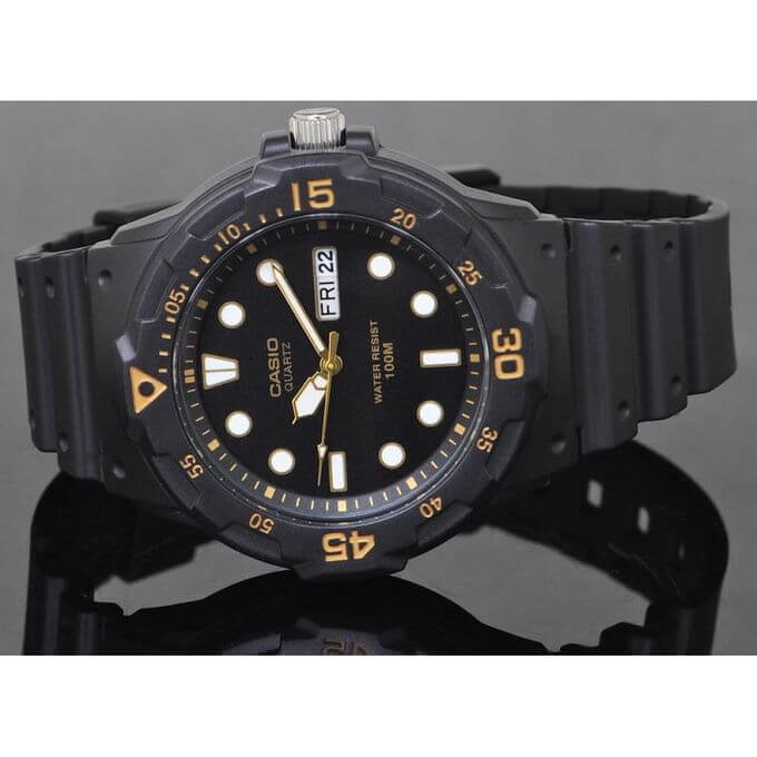 Casio – Bracelet en silicone noir – Avec dateur jour/mois – Étanche 100 m – MRW-200H-1EVDF