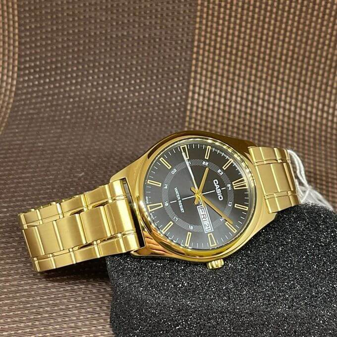 Casio – Doré cadran noir – Index tirets – Diamètre boîtier 38 mm – MTP-V006G-1C