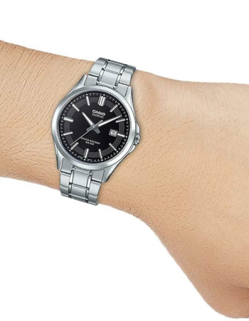 Casio – Cadran noir – Verre saphir anti-rayure – Bracelet inoxydable – MTS-100D-1AV