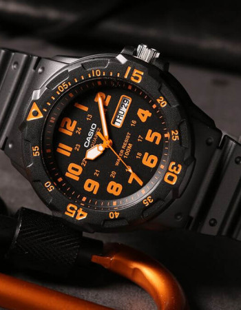 Casio – Montre pour hommes chiffres orange – Bracelet en silicone noir – MRW-200H-4BV Casio – Montre pour hommes chiffres orange – Bracelet en silicone noir – MRW-200H-4BV