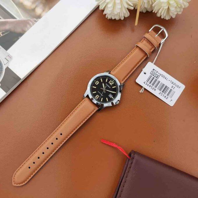 Casio – Cadran noir & Bracelet cuir couleur camel – Avec dateur – MTP-V004L-1B2U