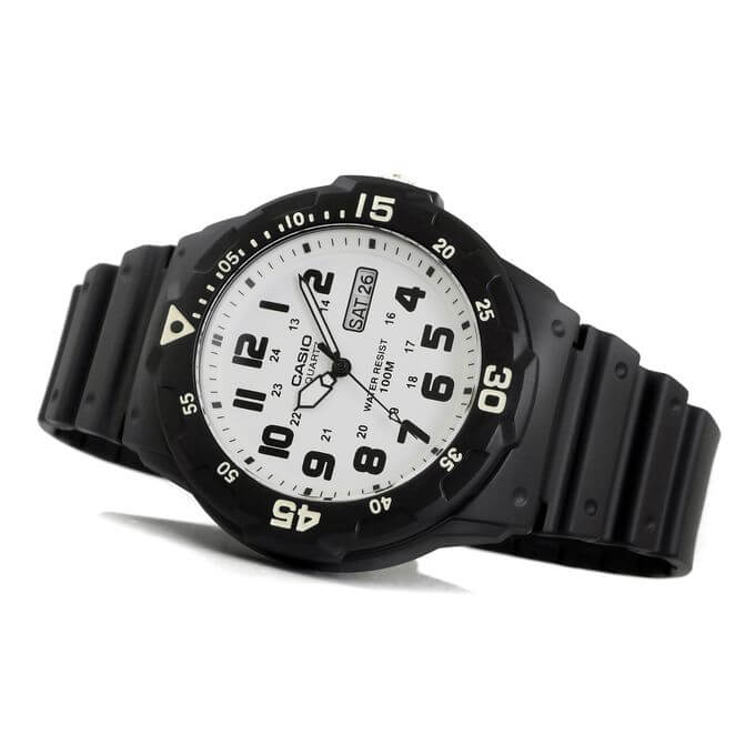 Casio – Montre pour hommes cadran blanc chiffres noirs – Bracelet en silicone noir – MRW-200H-7BVDF