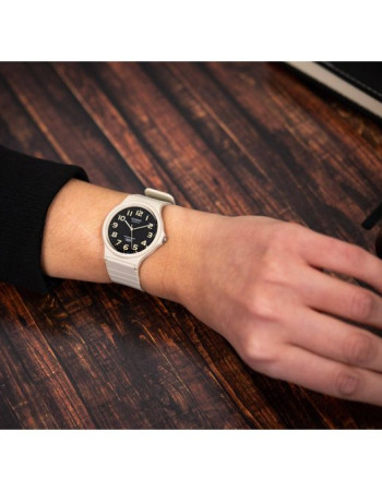 Casio – Blanche – Index chiffres blancs sur cadran noir – Bracelet en silicone blanc – MQ-24UC-8BDF