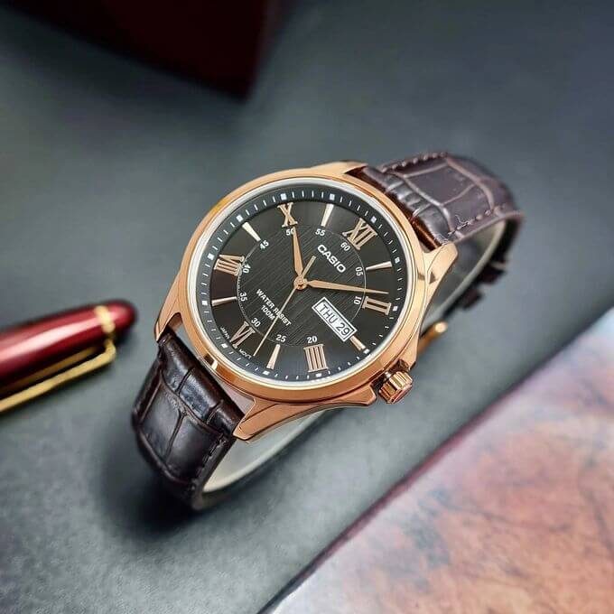 Casio – Bronze cadran noir – Bracelet cuir marron – Avec dateur – MTP-1384L-1AVDF