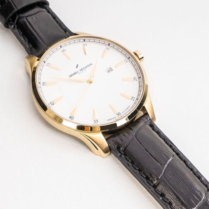 Daniel Hechter – Montre – Fabriquée en France – Doré cadran blanc – Bracelet cuir noir – DHHO19/1BA