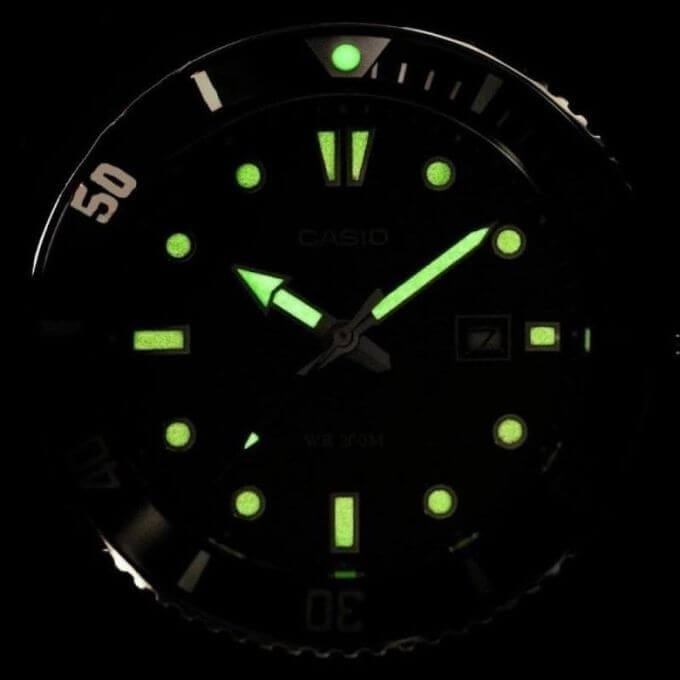 Casio – Sous-marine pour hommes – Fond marron – Étanche 200 m – Tout en acier inoxydable – MDV-107D-5AV