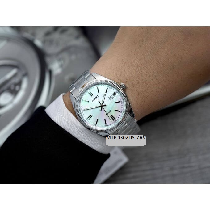 Casio – Montre classique au fond blanc nacré pour hommes – Étanche 50 m – Tout en acier inoxydable – MTP-1302DS-7AV