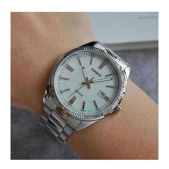 Casio – Montre classique au fond blanc nacré pour hommes – Étanche 50 m – Tout en acier inoxydable – MTP-1302DS-7AV