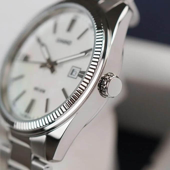 Casio – Montre classique au fond blanc nacré pour hommes – Étanche 50 m – Tout en acier inoxydable – MTP-1302DS-7AV