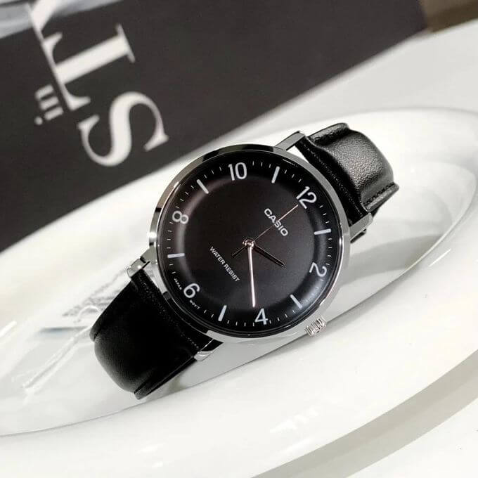 Casio – Montre classique noire avec bracelet en cuir noir pour hommes – Étanche – MTP-VT03L-1B