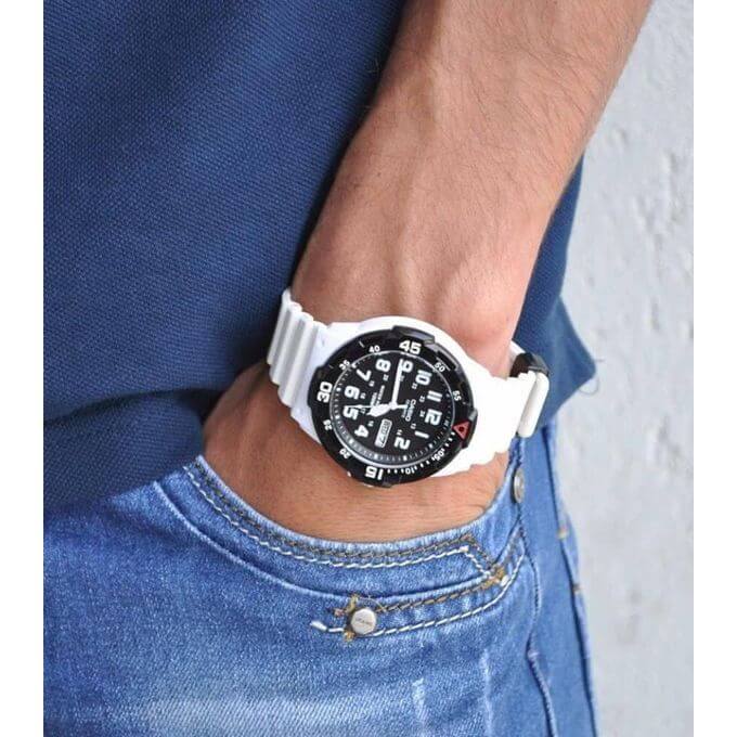 Casio – Montre sport blanche avec bracelet en résine blanche – Étanche 100 m – MRW-200HC-7BV