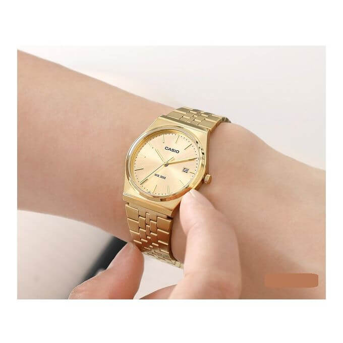 Casio – Montre classique au style rétro doré avec dateur et étanche pour hommes – Tout en acier inoxydable – MTP-B145G-9AV