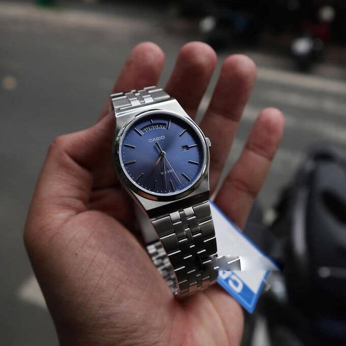 Casio – Style classique en fond bleu et bracelet en acier inoxydable argenté avec dateur pour hommes – MTP-B146D-2AV