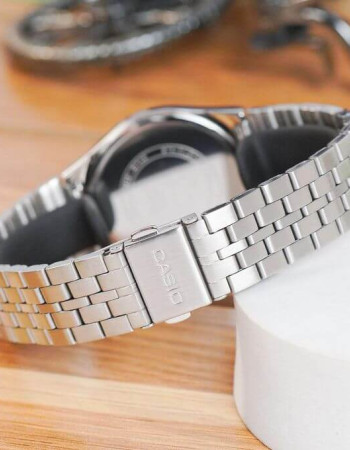 Casio – Style classique en fond bleu et bracelet en acier inoxydable argenté avec dateur pour hommes – MTP-B146D-2AV