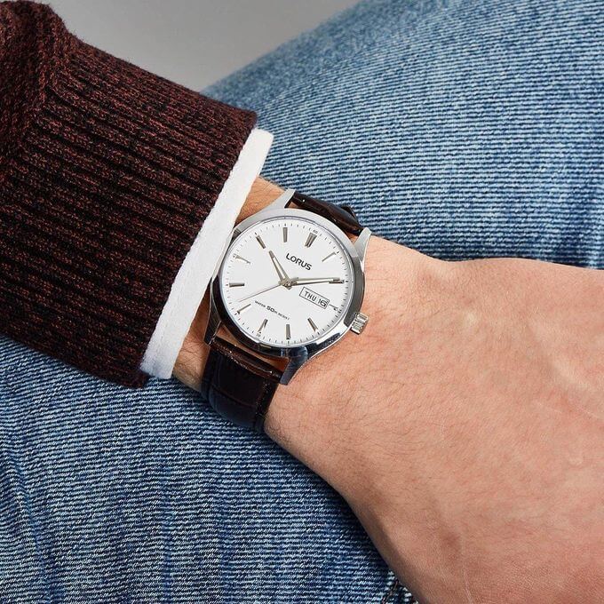 Lorus – Montre classique en bracelet cuir marron et avec dateur pour hommes – Étanche 50 m – RXN29DX9