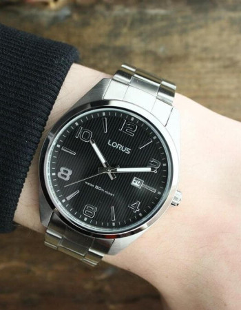 Lorus – Montre classique au fond noir et avec dateur pour hommes – Étanche – RH959GX9